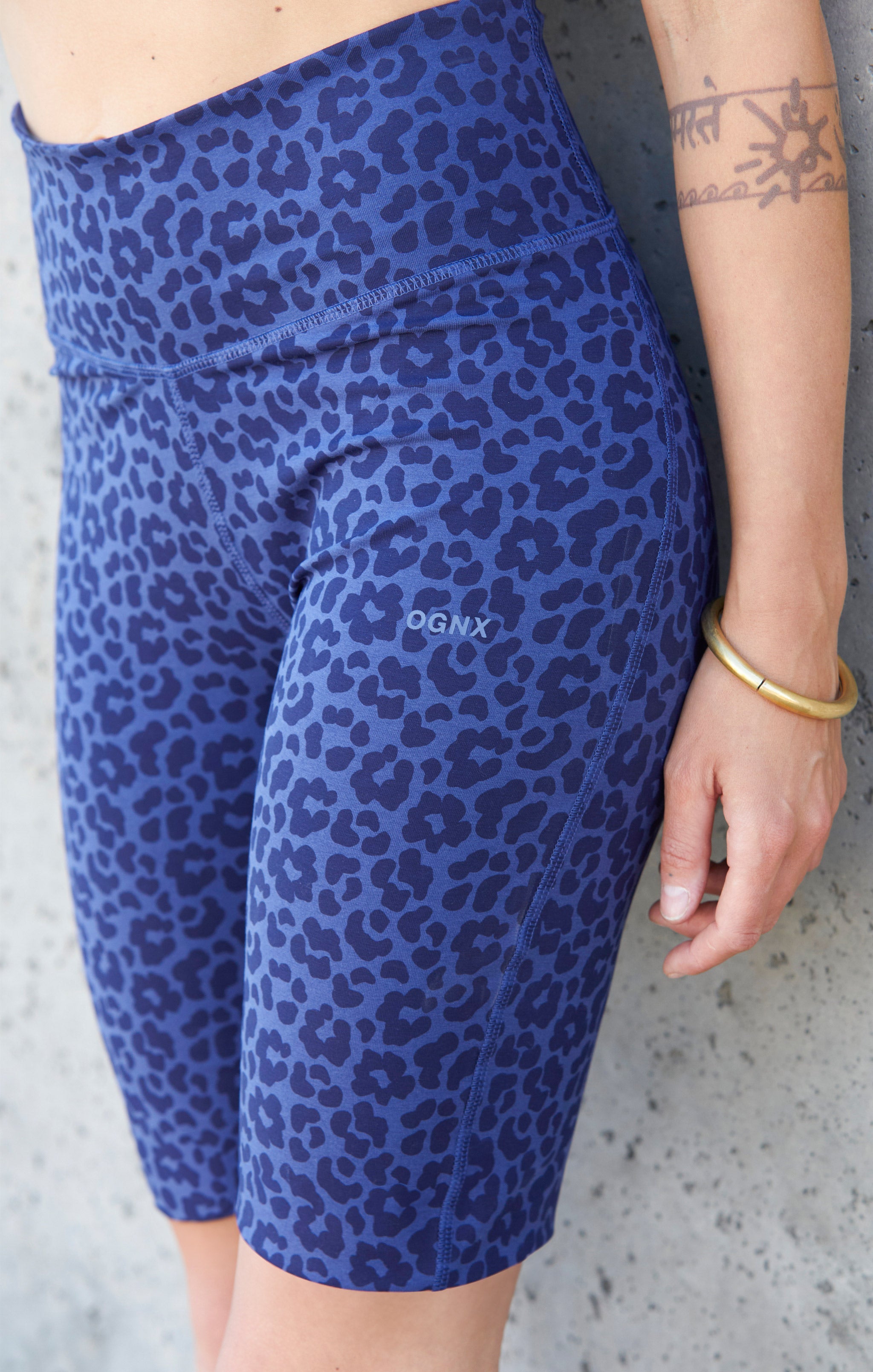 Yoga Bikerhose Leo Flower Tencel - blau